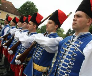 10.6.2011. Ogulin - U Ogulinu svecano otvoren 6. festival bajki koji ce trajati od 10 do 12. lipnja. Na nekoliko pozornicama postavljenih u razlicitim dijelova Ogulina posjetitelji ce moci vidjeli predstave. Organizirane su radionice, koncerti,predavanja. Posjetitelje kroz grad i dogadanja vode kostimirani volonteri a kljuceve grada do nedjelje 12. lipnja ima profesor Baltazar.
Photo: Kristina Stedul Fabac/PIXSELL