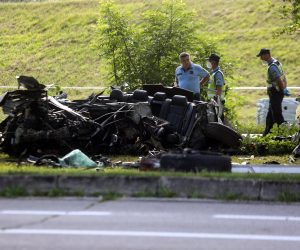12.07.2020., Zagreb - Na cesti oko Jarunskog jezera vozac se automobilom zaletio u stup i poginuo. Policija obavlja ocevid na mjestu nesrece. 
Photo: Marin Tironi/PIXSELL