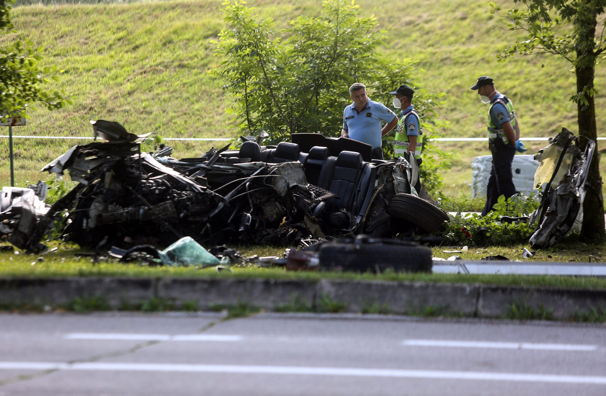 12.07.2020., Zagreb - Na cesti oko Jarunskog jezera vozac se automobilom zaletio u stup i poginuo. Policija obavlja ocevid na mjestu nesrece. 
Photo: Marin Tironi/PIXSELL
