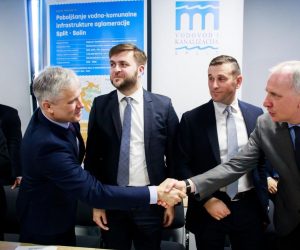 13.01.2020., Split - Tomislav Coric, ministar zastite okolisa i energetike RH, Zoran Durokovic, generalni direktor Hrvatskih voda i Tomislav Suta, direktor Vodovoda i kanalizacije Split potpisali su Ugovor o dodjeli bespovratnih sredstava i Ugovor o sufinanciranju projekta "Poboljsanje vodno-komunalne infrastrukture aglomeracije Split - Solin”.
Blazenko Boban, Zoran Durokovic, Tomislav Coric, Tomislav Suta, Andro Krstulovic Opara
Photo: Milan Sabic/PIXSELL