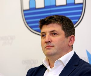 13.06.2016., Osijek - Nogometas GNK Dinamo Borna Barisic potpisao je trogodisnji ugovor sa NK Osijek. Alen Petrovic. 
Photo: Marko Mrkonjic/PIXSELL