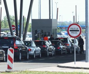 14.04.2017., Bregana - Kilometarske kolone na ulazu i izlazu u RH na granicnom prijelazu Bregana. Zbog strogih kontrola pregleda putovnica svim putnicima. Brojnim putnicima koji putuju autobusima dosadilo je cekanje pa su krenuli pjesice preko granice iz Slovenije u RH gdje po njih dolazi rodbina. Photo:Zeljko Lukunic/PIXSELL