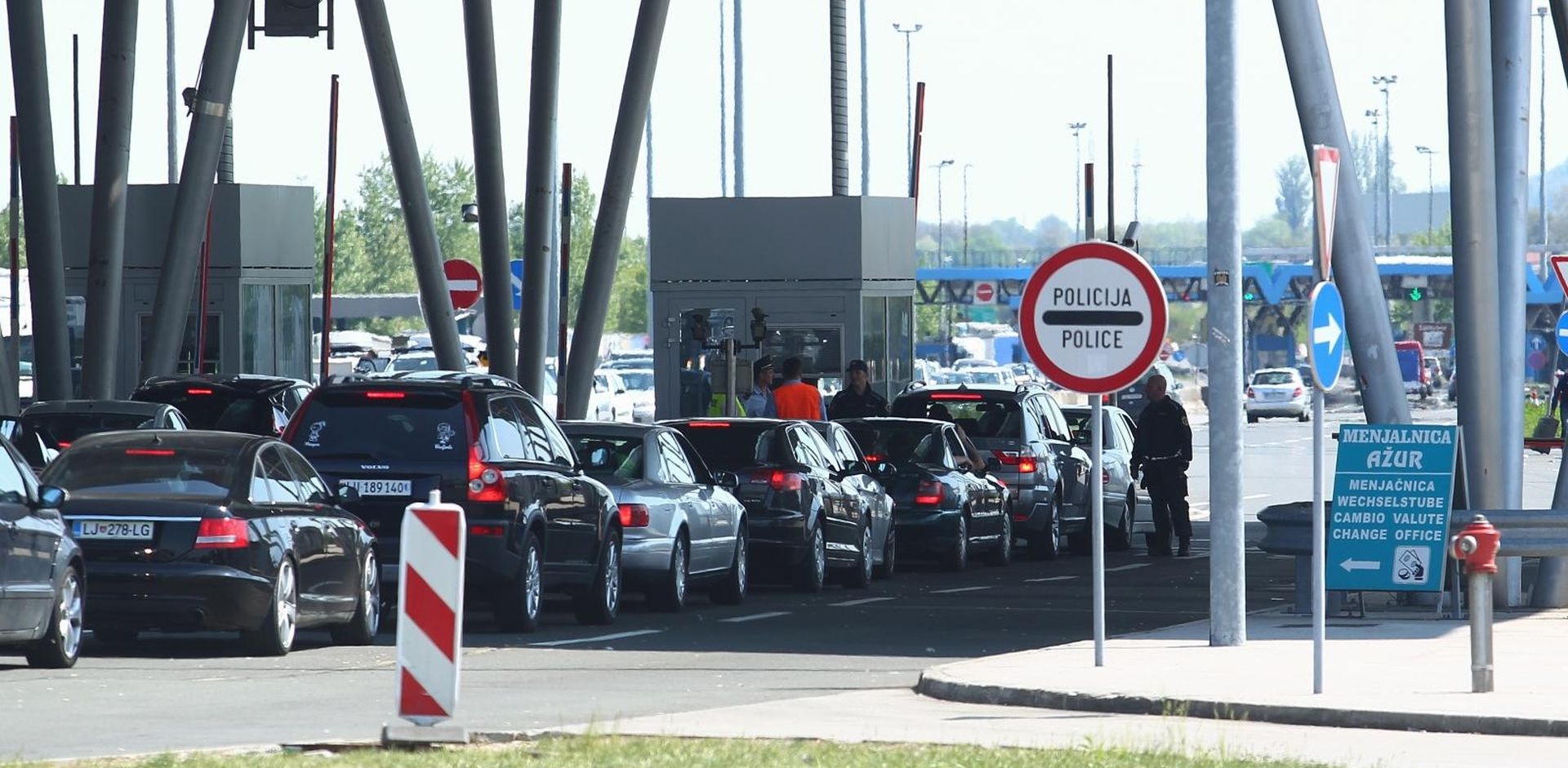 14.04.2017., Bregana - Kilometarske kolone na ulazu i izlazu u RH na granicnom prijelazu Bregana. Zbog strogih kontrola pregleda putovnica svim putnicima. Brojnim putnicima koji putuju autobusima dosadilo je cekanje pa su krenuli pjesice preko granice iz Slovenije u RH gdje po njih dolazi rodbina. Photo:Zeljko Lukunic/PIXSELL