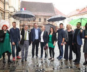 15.06.2020., Zagreb - Politicke stranke Mozemo! – Politicka platforma, Nova ljevica, Radnicka fronta, Odrzivi razvoj Hrvatske – Orah, Zagreb je nas! i Za Grad dolaze u Hrvatski Sabor predati kandidacijske liste za parlamentarne izbore 2020. godine. Rada Boric, David Bilic, Zorislav Antun Petrovic, Bojan Glavasevic, Danijela Dolenec, Katarina Peovic, Svibor Jancic, Sandra Bencic, Tomislav Tomasevic, Ursa Raukar Gamulin. 
Photo: Goran Stanzl/PIXSELL