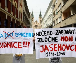 16.05.2020., Sarajevo, Bosna i Hercegovina - Nekolicina demonstranata prosla je do jedne policijske blokade u blizini katedrale.
Photo: Armin Durgut/PIXSELL