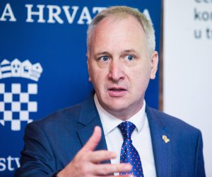 16.06.2020., Split - U hotelu Cornaro potpisan je ugovor za dodjelu bespovratnih sredstava za Regionalni centar kompetentnosti. 
Gradonacelnik Andro Krstulovic Opara
Photo: Milan Sabic/PIXSELL
