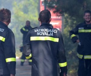 16.07.2019., Novalja - Sinoc oko 1 sat planuo je velik pozar u neposrednoj blizini plaze Zrce. Svi posjetitelji su evakuirani, a vatrogasci su tek jutros uspjeli staviti pozar pod kontrolu.  
Photo: Dino Stanin/PIXSELL