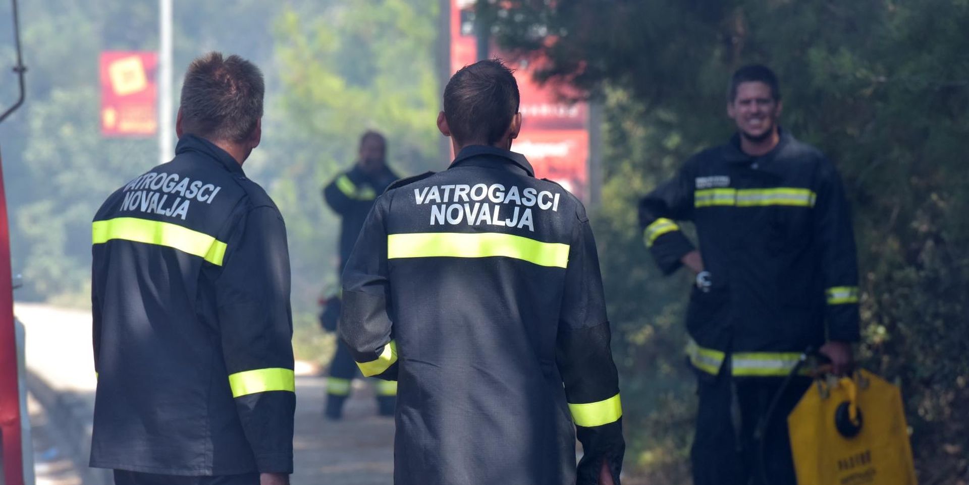 16.07.2019., Novalja - Sinoc oko 1 sat planuo je velik pozar u neposrednoj blizini plaze Zrce. Svi posjetitelji su evakuirani, a vatrogasci su tek jutros uspjeli staviti pozar pod kontrolu.  
Photo: Dino Stanin/PIXSELL