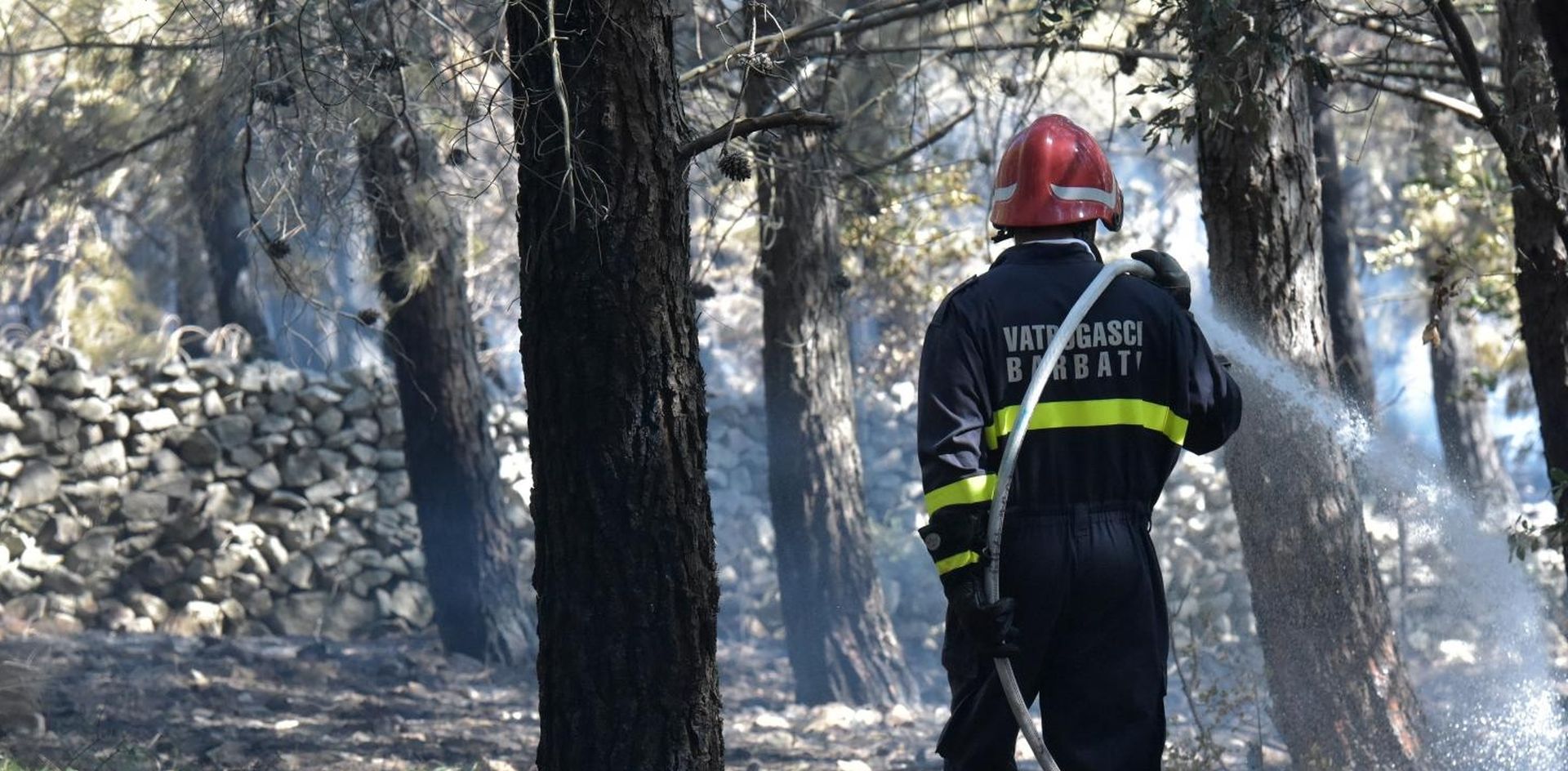 16.07.2019., Novalja - Sinoc oko 1 sat planuo je velik pozar u neposrednoj blizini plaze Zrce. Svi posjetitelji su evakuirani, a vatrogasci su tek jutros uspjeli staviti pozar pod kontrolu.  
Photo: Dino Stanin/PIXSELL