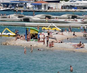 16.07.2020., Vodice - Turisti na razne nacine uzivaju na vodickim plazama uz propisane mjere sigurnosti zastite od covida. 
Photo: Hrvoje Jelavic/PIXSELL