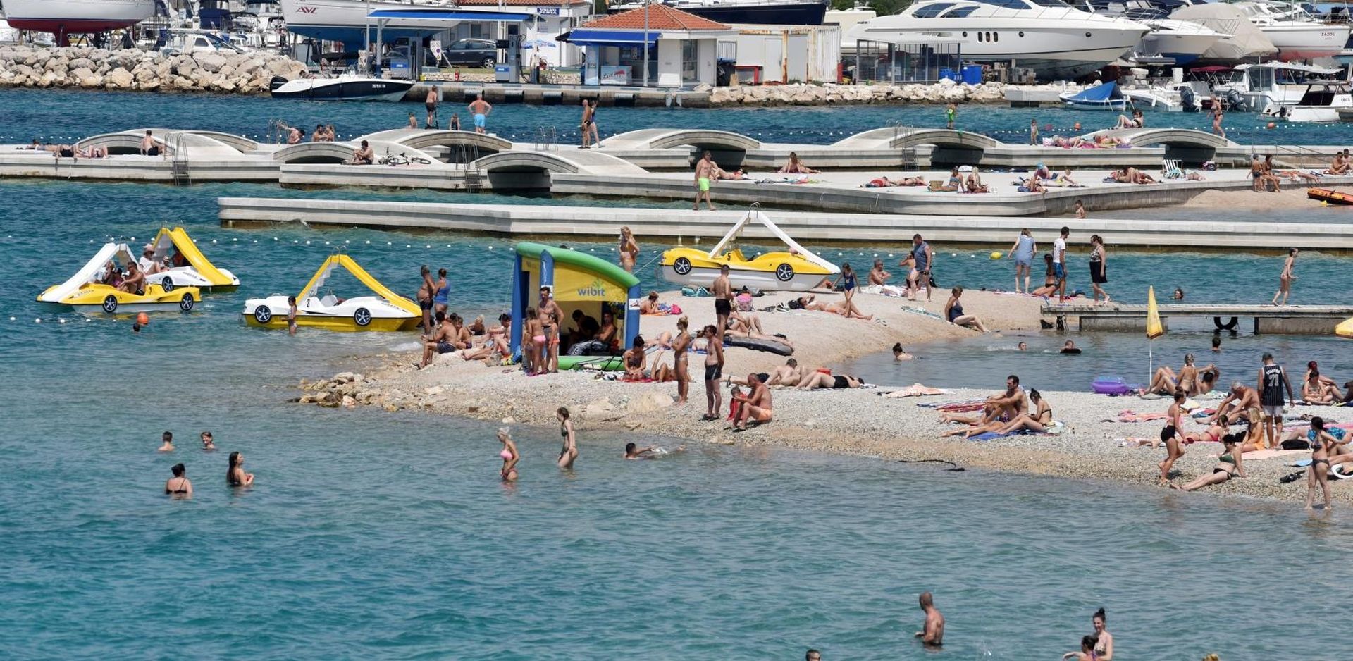 16.07.2020., Vodice - Turisti na razne nacine uzivaju na vodickim plazama uz propisane mjere sigurnosti zastite od covida. 
Photo: Hrvoje Jelavic/PIXSELL
