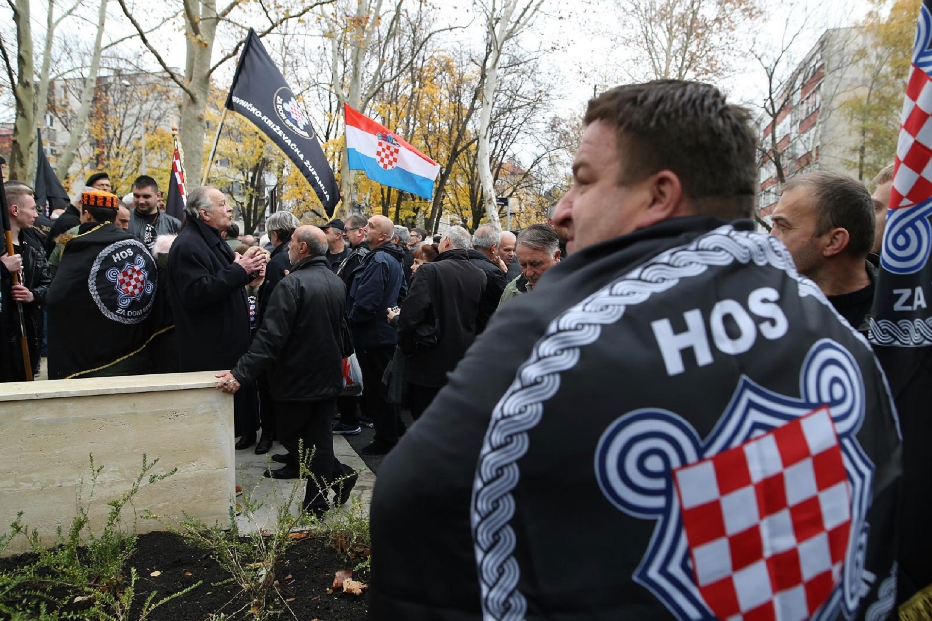 16.11.2017., Zagreb - Pripadnici HOS-a, njih oko dvijestotinjak sa zastavama okupilo se kod spomenika poginulom suborcu dragovoljcu HOS-a i vukovarskom branitelju Zarku Manjkasu - Crvenkapi.  Na otvorenju  parka u subotu 11. studenog doslo do incidenta zbog toga sto je jedna skupina mladih dosla na otkrivanje spomenika sa zastavom HOS-a i prosvjeda zbog zabrane poklika Za Dom Spremni koji je dio integralnog ratnog i legalnog grba HOS-a. Photo: Zeljko Lukunic/PIXSELL