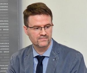 16.12.2019., Slavonski Brod, Dodjela nagrada Zlatna kuna najuspjesnijim zupanijskim tvrtkama. Dobitnici su Mato Sigurnjak, tvrtka Sigmat u kategoriji mala tvrtka, Mato Vladic, tvrtka Decospan u kjategoriji srednjih i Zeljko Cugura, tvrtka Montaza u kategoriji velika tvrtka. Na slici: Zvonimir Savic, HGK
Photo: Ivica Galovic/PIXSELL