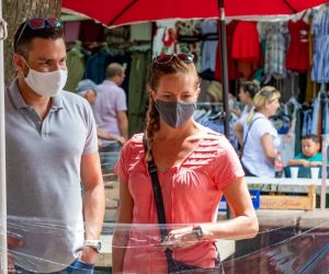 17.07.2020.., Pula - 
Turisti su danas zbog jutarnje kise umjesto na more obilazili pulu. Nosenje maski kao mjera protiv korona virusa ozbiljno je shvacena tako da vecina turista a i domacih sve vise nose taj u zadnje vrijeme zastitni modni detalj.
Photo: Srecko Niketic/PIXSELL
