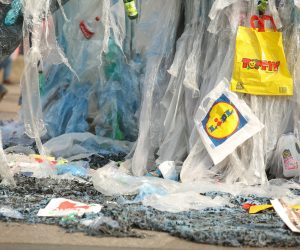 Zagreb: Greenpeace doveo kitove na Jelačićev trg 17.10.2018., Trg bana Josipa Jelacica , Zagreb - Greenpeace je predstavio sestmetarsku umjetnicku instalaciju kako bi ukazali na problem oneciscenja mora plasticnim otpadom. Dvije skulpture od sest odnosno tri metra visine predstavljaju kitove dok izranjaju iz mora prepunog plasticnog otpada, a sve je popraceno zvucnim efektima. Greenpeace ovim performansom zeli potaknuti Ministarstvo zastite okolisa i energetike da se zalozi za ambiciozniju verziju europske Direktive o plastici za jednokratnu upotrebu te njezinu sto brzu provedbu. 
Photo: Luka Stanzl/PIXSELL