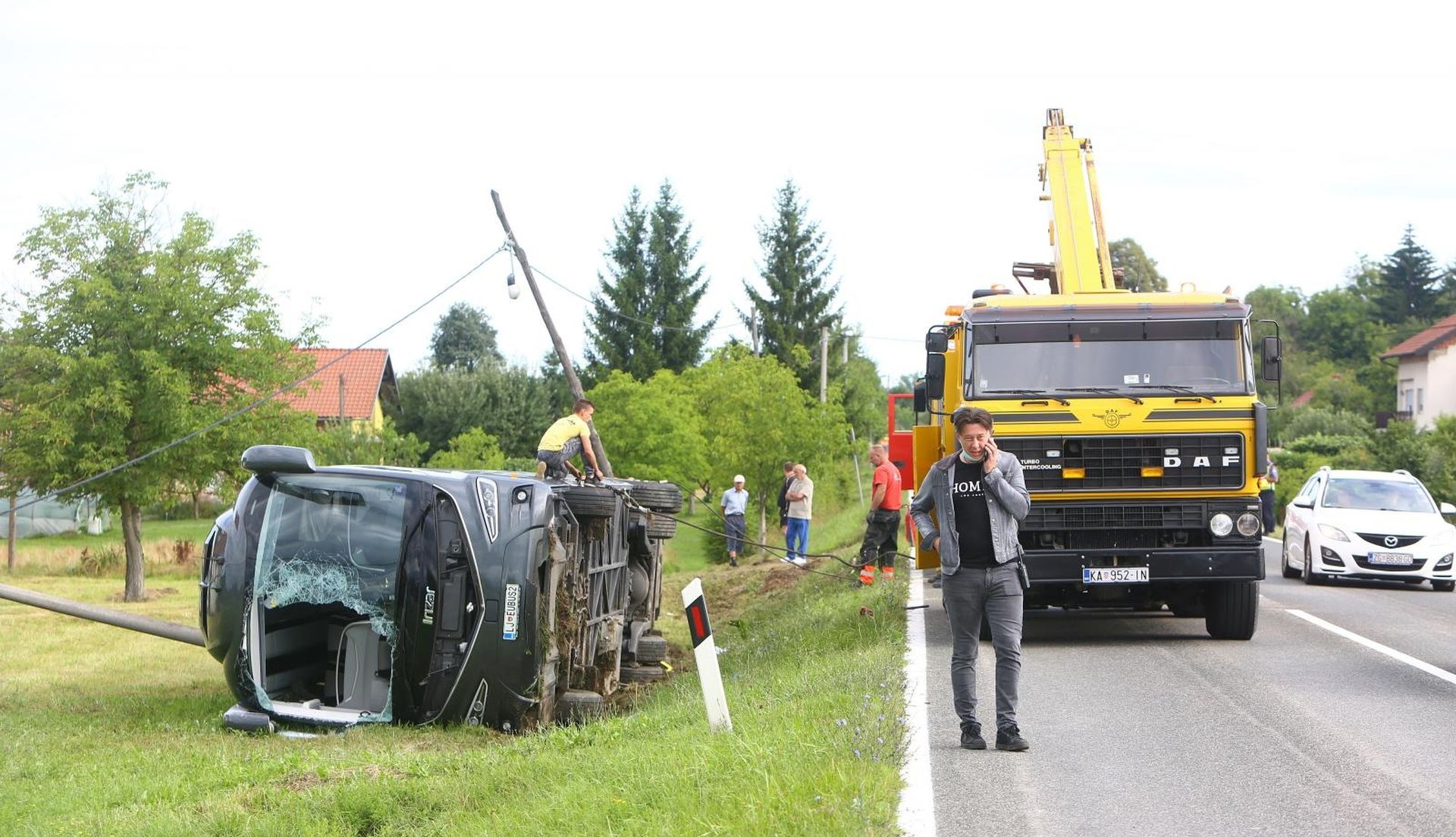 18.07.2020., Tusilovic - Jutros oko 4.43 sati na DC-1 u mjestu Tusilovic doslo je do slijetanja autobusa slovenskih registracija. Vozac autobusa i petero putnika zbog ozljeda je prevezeno u Opcu bolnicu Karlovac.
Photo: Kristina Stedul Fabac/PIXSELL