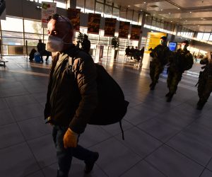19.03.2020., Beograd, Srbija - Putnici na aerodromu cekaju posljednji let za Istanbul, posto su svi komercijalni medjunarodni letovi u zracnoj luci"Nikola Tesla" u Beogradu obustavljeni danas u 12 sati. Zracna luka Nikola Tesla raditi ce samo uz specijalnu dozvolu Vlade Srbije. Photo: Srdjan Ilic/PIXSELL