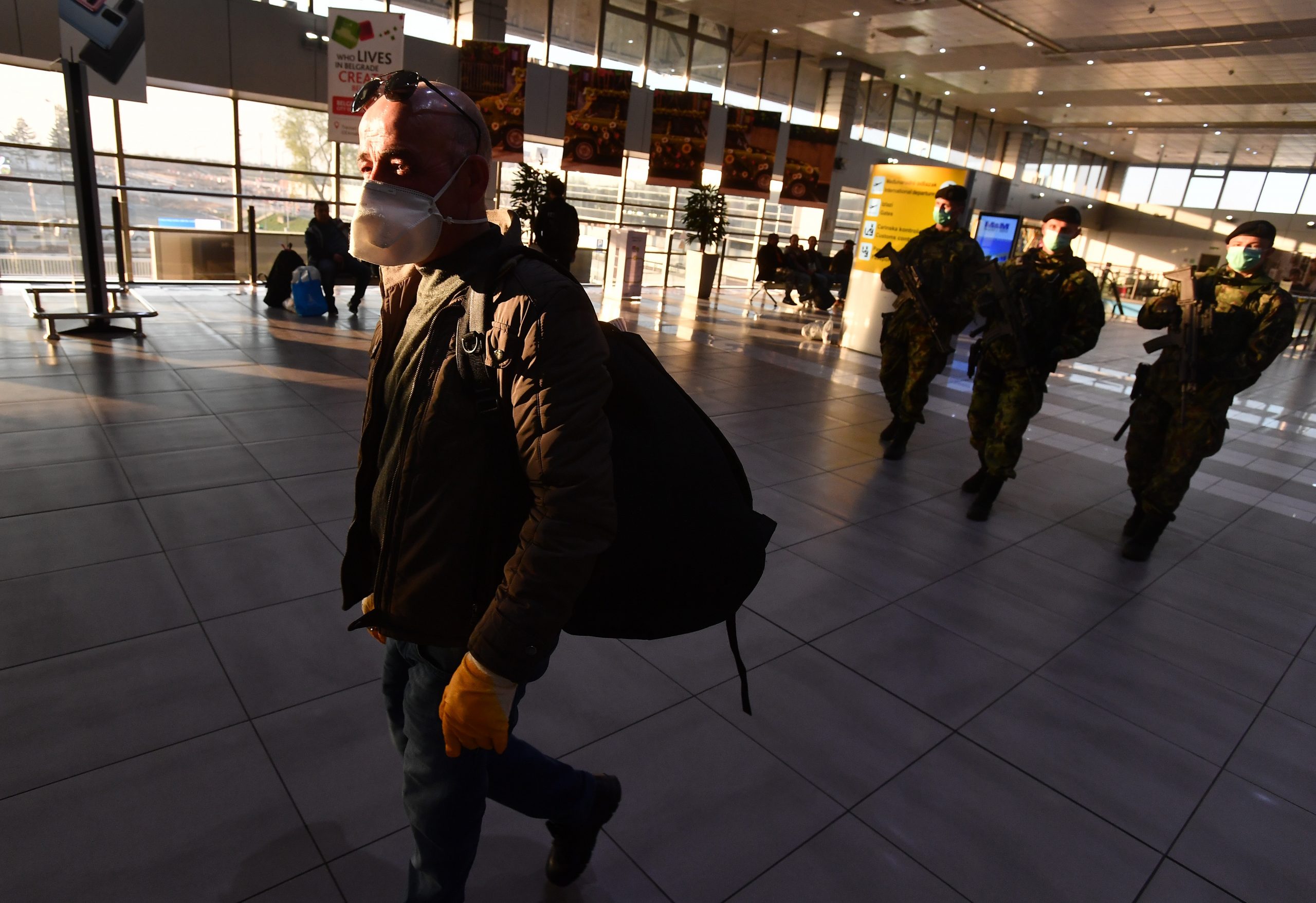 19.03.2020., Beograd, Srbija - Putnici na aerodromu cekaju posljednji let za Istanbul, posto su svi komercijalni medjunarodni letovi u zracnoj luci"Nikola Tesla" u Beogradu obustavljeni danas u 12 sati. Zracna luka Nikola Tesla raditi ce samo uz specijalnu dozvolu Vlade Srbije. Photo: Srdjan Ilic/PIXSELL