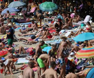 19.03.2020., Murter - Na poznatoj murterskoj plazi Slanici kupaca ima vide nego na ostalim popularnim plazama u Hrvatskoj tijekom pandemije koronavirusa.
Photo: Dusko Jaramaz/PIXSELL