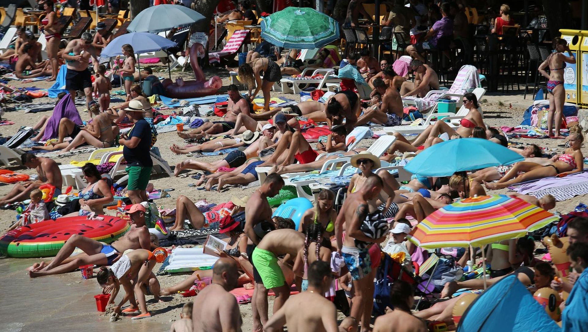 19.03.2020., Murter - Na poznatoj murterskoj plazi Slanici kupaca ima vide nego na ostalim popularnim plazama u Hrvatskoj tijekom pandemije koronavirusa.
Photo: Dusko Jaramaz/PIXSELL