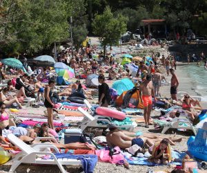 19.03.2020., Murter - Na poznatoj murterskoj plazi Slanici kupaca ima vide nego na ostalim popularnim plazama u Hrvatskoj tijekom pandemije koronavirusa.
Photo: Dusko Jaramaz/PIXSELL
