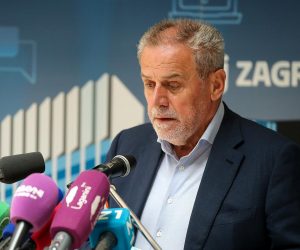 20.07.2020., Zagreb - Konferencija za medije Stozera civilne zastite grada Zagreba i gradonacelnika Milana Bandica odrzana je u Gradskoj upravi nakon cega su tri obitelji ciji su domovi osteceni u potresu dobile gradske stanove na koristenje. Milan Bandic. 
Photo: Goran Stanzl/PIXSELL