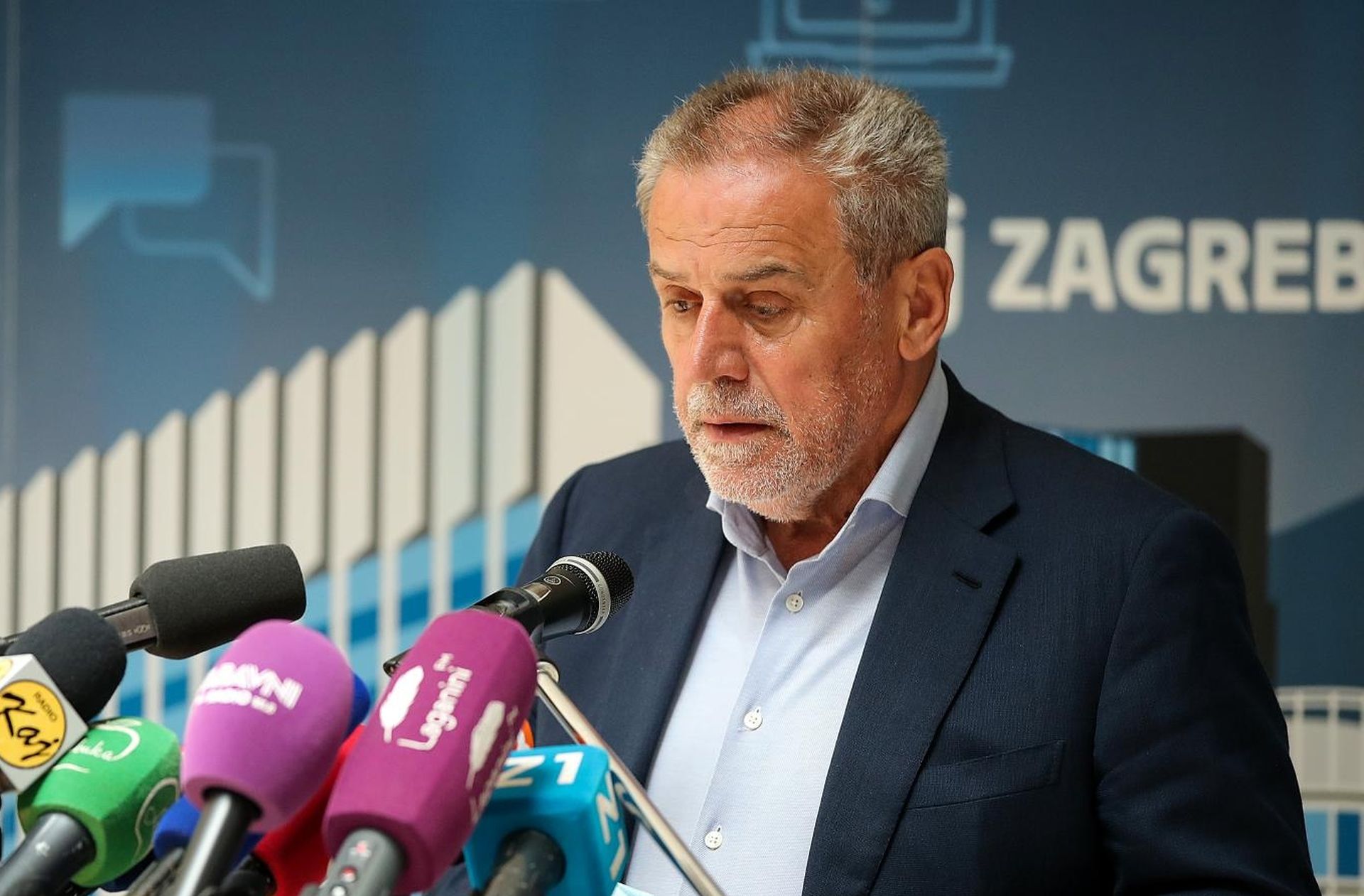 20.07.2020., Zagreb - Konferencija za medije Stozera civilne zastite grada Zagreba i gradonacelnika Milana Bandica odrzana je u Gradskoj upravi nakon cega su tri obitelji ciji su domovi osteceni u potresu dobile gradske stanove na koristenje. Milan Bandic. 
Photo: Goran Stanzl/PIXSELL