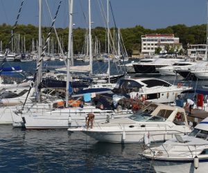 Brojna plovila na moru ispred grada Pule 20.08.2018., Pula - Tijekom dana u gradskoj marini i marini Veruda velik je broj plovila
Photo: Dusko Marusic/Pixsell