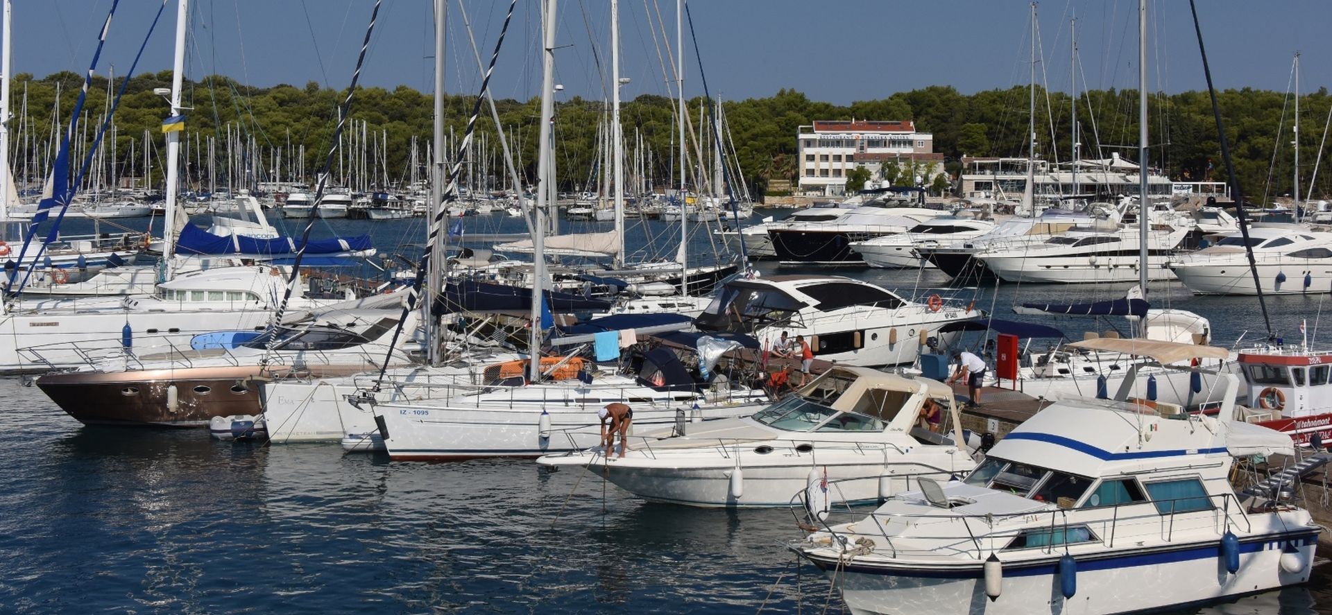 Brojna plovila na moru ispred grada Pule 20.08.2018., Pula - Tijekom dana u gradskoj marini i marini Veruda velik je broj plovila
Photo: Dusko Marusic/Pixsell