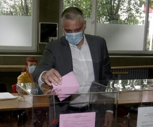 21, June, 2020, Belgrade - The president of the Liberal Democratic Party and the holder of the list "Coalition for Peace", Cedomir Jovanovic, voted in the Center of the local community "Usce" (Bulevar Zorana Djindjica 44). Cedomir Jovanovic. Photo: Antonio Ahel/ATAImages

21, jun , 2020, Beograd  - U Centru mesne zajednice "Usce" (Bulevar Zorana Djindjica 44) glasao je predsednik Liberalno-demokratske partije i nosilac liste "Koalicija za mir" Cedomir Jovanovic. Photo: Antonio Ahel/ATAImages