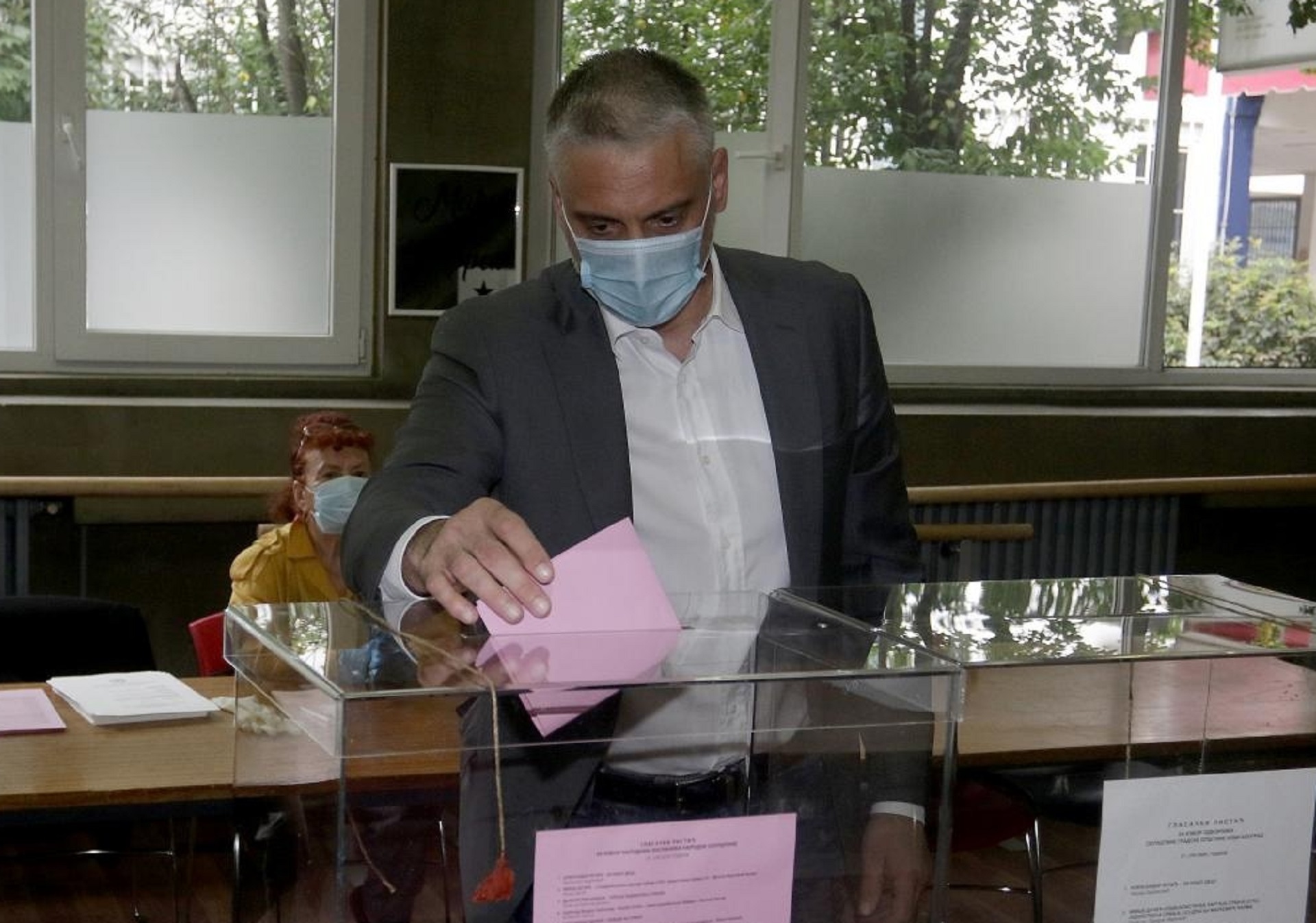 21, June, 2020, Belgrade - The president of the Liberal Democratic Party and the holder of the list "Coalition for Peace", Cedomir Jovanovic, voted in the Center of the local community "Usce" (Bulevar Zorana Djindjica 44). Cedomir Jovanovic. Photo: Antonio Ahel/ATAImages

21, jun , 2020, Beograd  - U Centru mesne zajednice "Usce" (Bulevar Zorana Djindjica 44) glasao je predsednik Liberalno-demokratske partije i nosilac liste "Koalicija za mir" Cedomir Jovanovic. Photo: Antonio Ahel/ATAImages