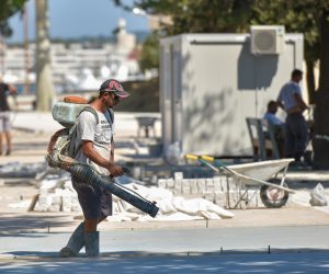 22.07.2020., Zadar - Projekt uredjenja setnice na zadarskim bedemima privodi se kraju. Postavljena je ograda i klupe a u tijeku je betoniranje setnice te uredjenje stepenista Narodnog lista. 
Photo: Dino Stanin/PIXSELL