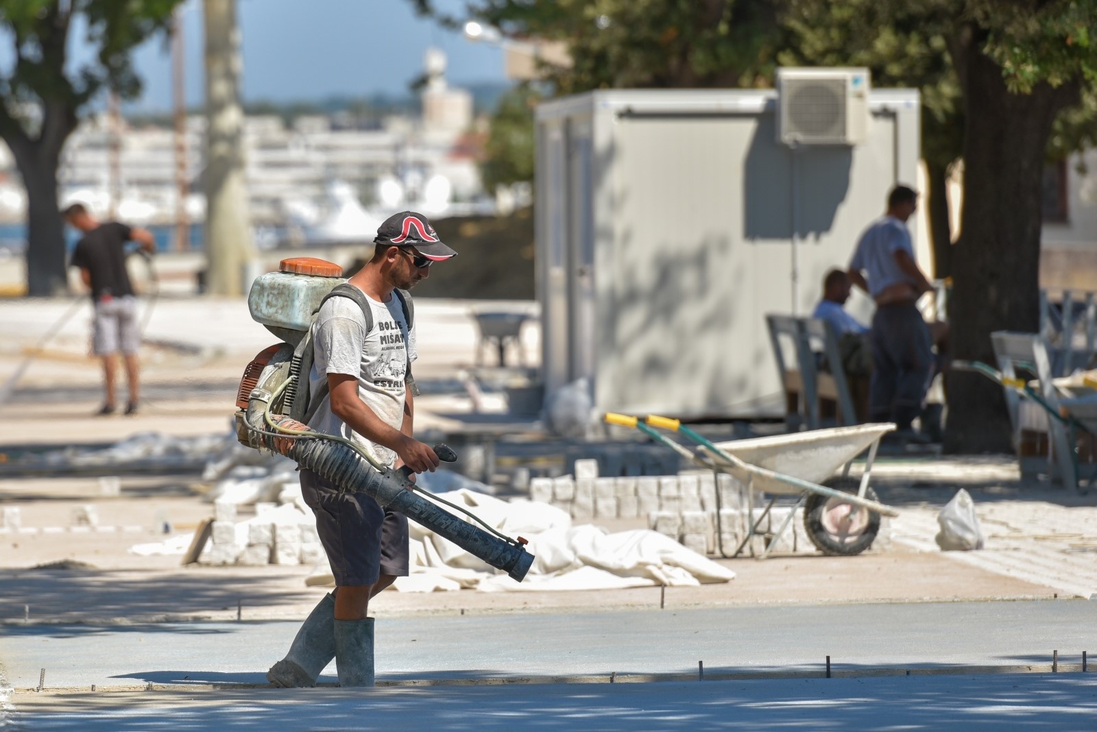 22.07.2020., Zadar - Projekt uredjenja setnice na zadarskim bedemima privodi se kraju. Postavljena je ograda i klupe a u tijeku je betoniranje setnice te uredjenje stepenista Narodnog lista. 
Photo: Dino Stanin/PIXSELL