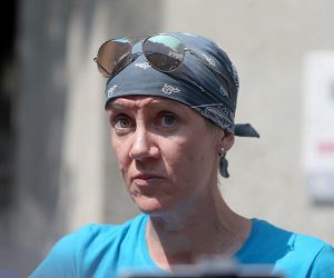 Zagreb: Iva Anzulović o bacanju izmeta na zgradu Vlade 22.08.2018., Zagreb - Konferencija za medije Ive Anzulovic koja je na zgradu Vlade balica kantu sa izmetom. Photo: Dalibor Urukalovic/PIXSELL