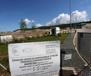 24.05.2019., Rijeka - Konferencija za medije clanova udruge Krizni eko stozer Mariscina na ulazu u Zupanijski centar za gospodarenje otpadom Mariscina.  Photo: Goran Kovacic/PIXSELL