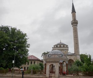 24.05.2020., Ferhat-pasina dzamija/Ferhadija, Banjaluka (BiH) - U Ferhat-pasinoj dzamiji/Ferhadiji u Banjaluci vjernici su jutros klanjali namaz povodom Ramazanskog bajrama, pod posebnim mjerama koje su propisane zbog suzbijanja sirenja koronavirusa.  Nusret Abdibegovic, muftija banjalucki, cestitao je prisutnima Bajram 
Photo: Dejan Rakita/PIXSELL