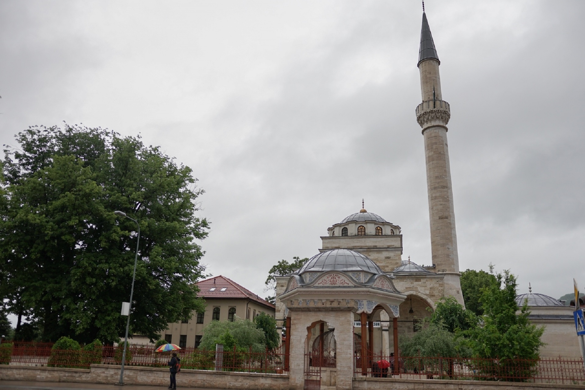 24.05.2020., Ferhat-pasina dzamija/Ferhadija, Banjaluka (BiH) - U Ferhat-pasinoj dzamiji/Ferhadiji u Banjaluci vjernici su jutros klanjali namaz povodom Ramazanskog bajrama, pod posebnim mjerama koje su propisane zbog suzbijanja sirenja koronavirusa.  Nusret Abdibegovic, muftija banjalucki, cestitao je prisutnima Bajram 
Photo: Dejan Rakita/PIXSELL