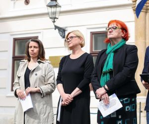 24.05.2020., Zagreb - Na Markovom trgu ispred zgrade Vlade politicka platforma Mozemo na konferenciji za medije govorila je o kljucnim problemima u obnovi Zagreba i okolice nakon potresa, propustima Vlade RH i gradonacelnika u pripremi pravnog, institucionalnog i financijskog okvira za obnovu, problemima u provedbi mjera koje se najavljuju te prijedlozima mogucih rjesenja. Katarina Peovic, Rada Boric, Svibor Jancic, Sandra Bencic. 
Photo: Luka Stanzl/PIXSELL