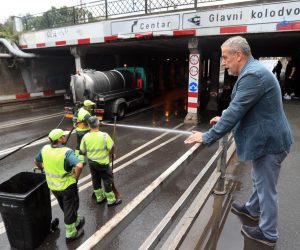 25.07.2020. Zagreb - Nevrijeme koje  je u petak navecer zahvatilo grad izazvalo je ogromne poplave u centru glavnog grada. Jutro nakon poplave i dalje traje saniranje stete.Sinoc je zbog velikih kolicina kisa u Miramarskoj bio potop u kojem su zagalivla cak cetiri automobila  Sluzbe su uspjele izvuci nekoliko vozaca iz automobila koji su zaglavili.Cijelu noc je trajalo saniranje stete koje se nasatvilo i danas ujutro. Saniranje stete u Miramarskoj ulici 

Photo: Slavko Midzor/PIXSELL