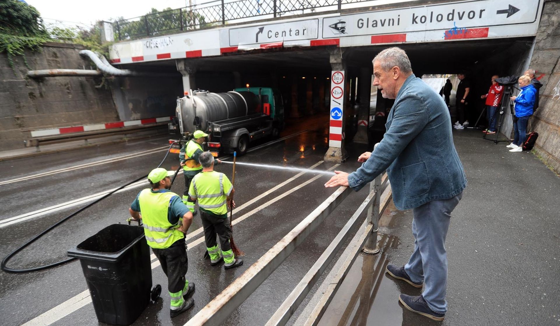 25.07.2020. Zagreb - Nevrijeme koje  je u petak navecer zahvatilo grad izazvalo je ogromne poplave u centru glavnog grada. Jutro nakon poplave i dalje traje saniranje stete.Sinoc je zbog velikih kolicina kisa u Miramarskoj bio potop u kojem su zagalivla cak cetiri automobila  Sluzbe su uspjele izvuci nekoliko vozaca iz automobila koji su zaglavili.Cijelu noc je trajalo saniranje stete koje se nasatvilo i danas ujutro. Saniranje stete u Miramarskoj ulici 

Photo: Slavko Midzor/PIXSELL