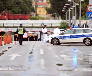 25.07.2020. Zagreb - Nevrijeme koje  je u petak navecer zahvatilo grad izazvalo je ogromne poplave u centru glavnog grada. Jutro nakon poplave i dalje traje saniranje stete.Sinoc je zbog velikih kolicina kisa u Miramarskoj bio potop u kojem su zagalivla cak cetiri automobila  Sluzbe su uspjele izvuci nekoliko vozaca iz automobila koji su zaglavili.Cijelu noc je trajalo saniranje stete koje se nastavilo i danas ujutro. Saniranje stete u Miramarskoj ulici 

Photo: Slavko Midzor/PIXSELL