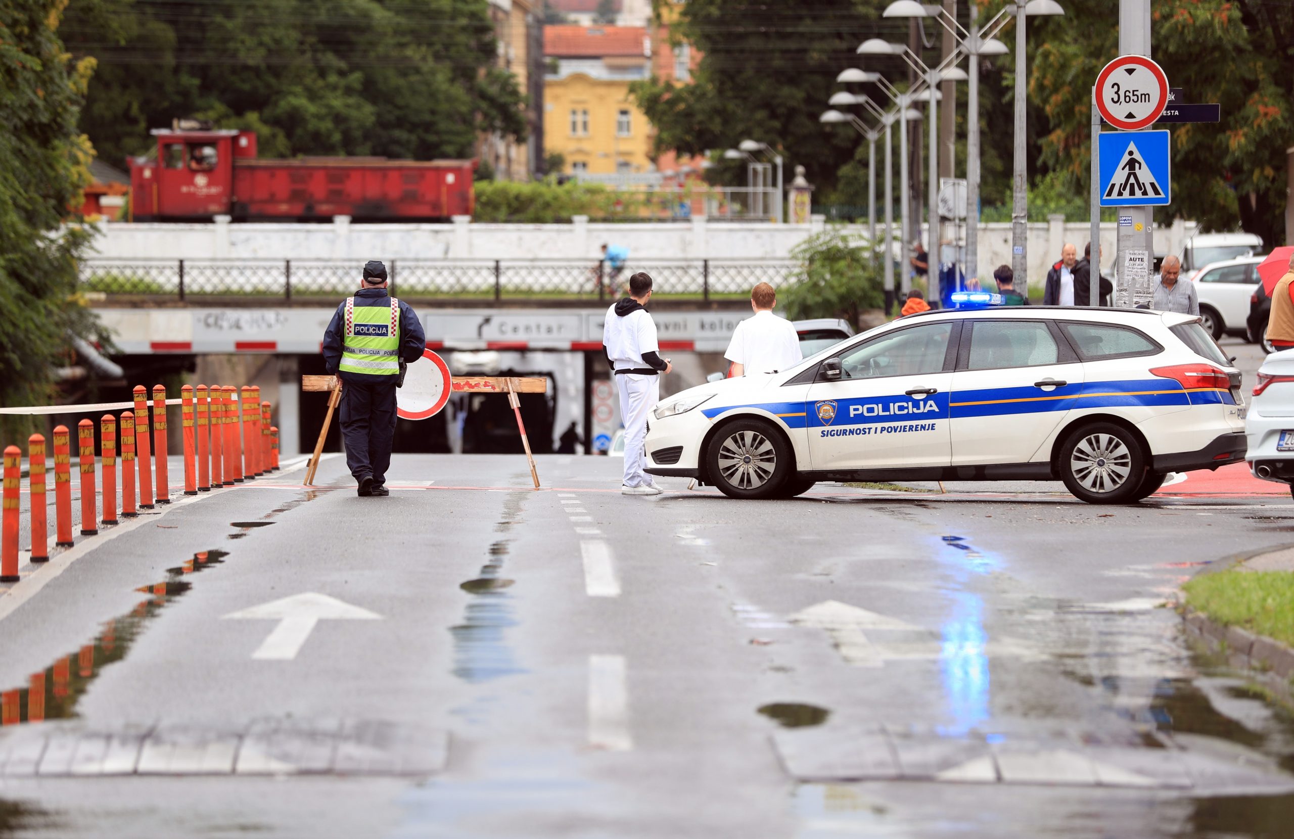 25.07.2020. Zagreb - Nevrijeme koje  je u petak navecer zahvatilo grad izazvalo je ogromne poplave u centru glavnog grada. Jutro nakon poplave i dalje traje saniranje stete.Sinoc je zbog velikih kolicina kisa u Miramarskoj bio potop u kojem su zagalivla cak cetiri automobila  Sluzbe su uspjele izvuci nekoliko vozaca iz automobila koji su zaglavili.Cijelu noc je trajalo saniranje stete koje se nastavilo i danas ujutro. Saniranje stete u Miramarskoj ulici 

Photo: Slavko Midzor/PIXSELL