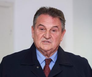 25.11.2019., Zagreb - Radimir Cacic, predsjednik Narodne stranke – Reformista urucio je prikupljene potpise podrske kandidaturi Zorana Milanovica za predsjednika Republike koje su prikupili Reformisti.
Photo: Luka Stanzl/PIXSELL