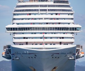 26.05.2020., Luka Gruz, Dubrovnik - Iako planiran tek u cetvrtak, Carnival Breeze stigao je s 93 hrvatska pomorca i ostatkom posade – iz Albanije, Crne Gore, Bosne, Slovenije, Makedonije, Srbije, Italije, Bjelorusije i Bugarske  u Luku Gruz, nakon manjeg cekanja na sidru kod Dakse.
Photo: Grgo Jelavic/PIXSELL
