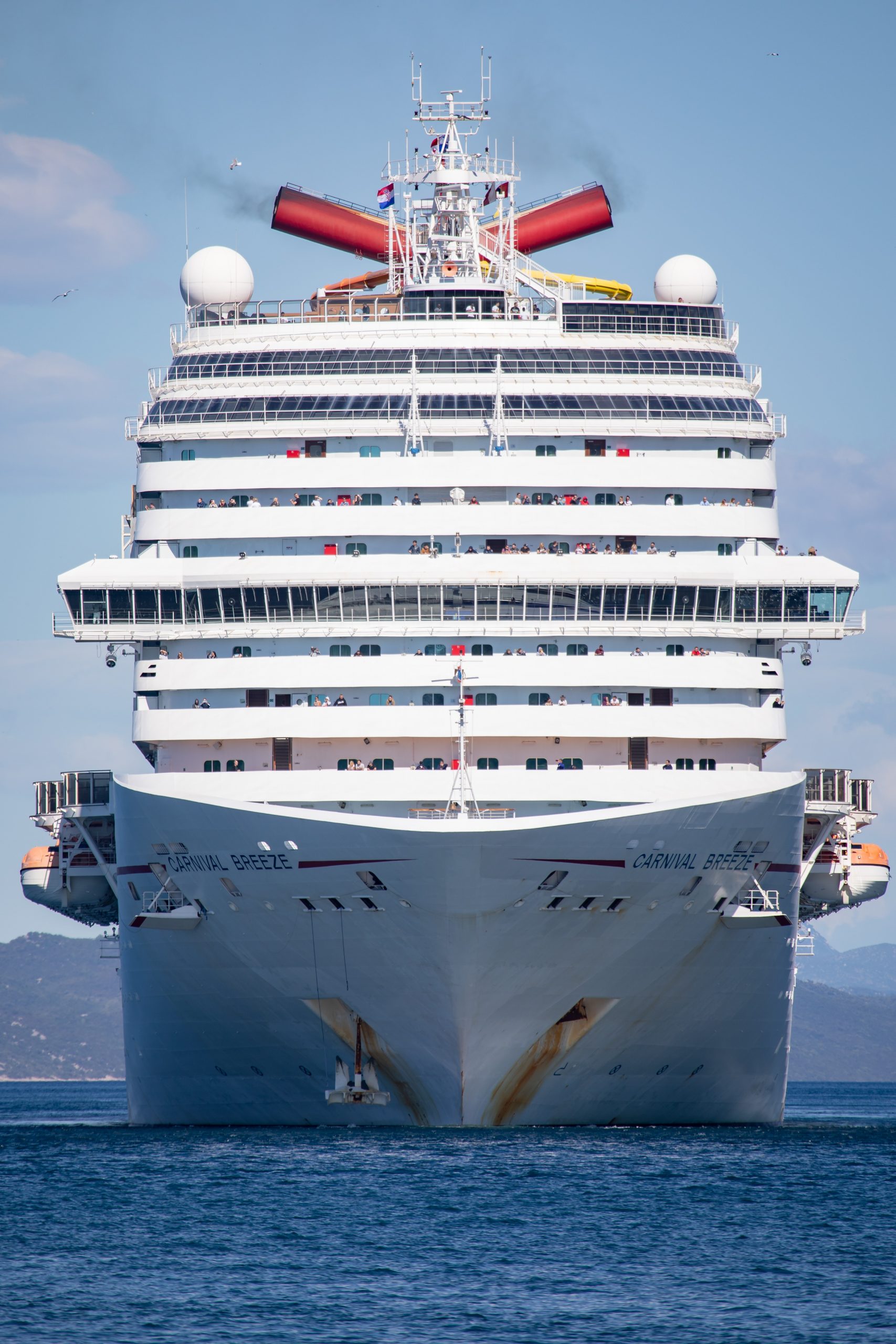 26.05.2020., Luka Gruz, Dubrovnik - Iako planiran tek u cetvrtak, Carnival Breeze stigao je s 93 hrvatska pomorca i ostatkom posade – iz Albanije, Crne Gore, Bosne, Slovenije, Makedonije, Srbije, Italije, Bjelorusije i Bugarske  u Luku Gruz, nakon manjeg cekanja na sidru kod Dakse.
Photo: Grgo Jelavic/PIXSELL