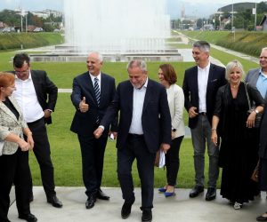 26.06.2020., Zagreb - Stranka rada i solidarnosti odrzala je konferenciju za medije na kojoj  su govorili  o  Izbornom zakonu i Zakon o izbornim jedinicama. Na konferenciji su govorili predsjednik Stranke rada i solidarnosti i nositelj na listi u II. Izbornoj jedinici Milan Bandic, potpredsjednica Stranke rada i solidarnosti i kandidatkinja na listi u I. Izbornoj jedinici dr.sc Jelena Pavicic Vukicevic, general Jozo Milicevic, kandidat na listi u II. Izbornoj jedinici . Photo: Zeljko Lukunic/PIXSELL