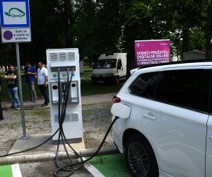 26.06.2020., Bjelovar - U sredistu grada postavljena je i otvorena prva e- punionica za elektricne automobile. Fond za zastitu okolisa i energetsku ucinkovitost odobrio je sufinanciranje gradnje punionice vozila na elektricnu energiju u iznosu do 86.000 kn, a citav projekt vrijedan je 248.077,06 kn. Grad Bjelvoar je kupio i prvo sluzbeno elektricno vozilo, a koje je na novoj punionici prvi napunio gradonacelnik Dario Hrebak.  
Photo:Damir Spehar/PIXSELL