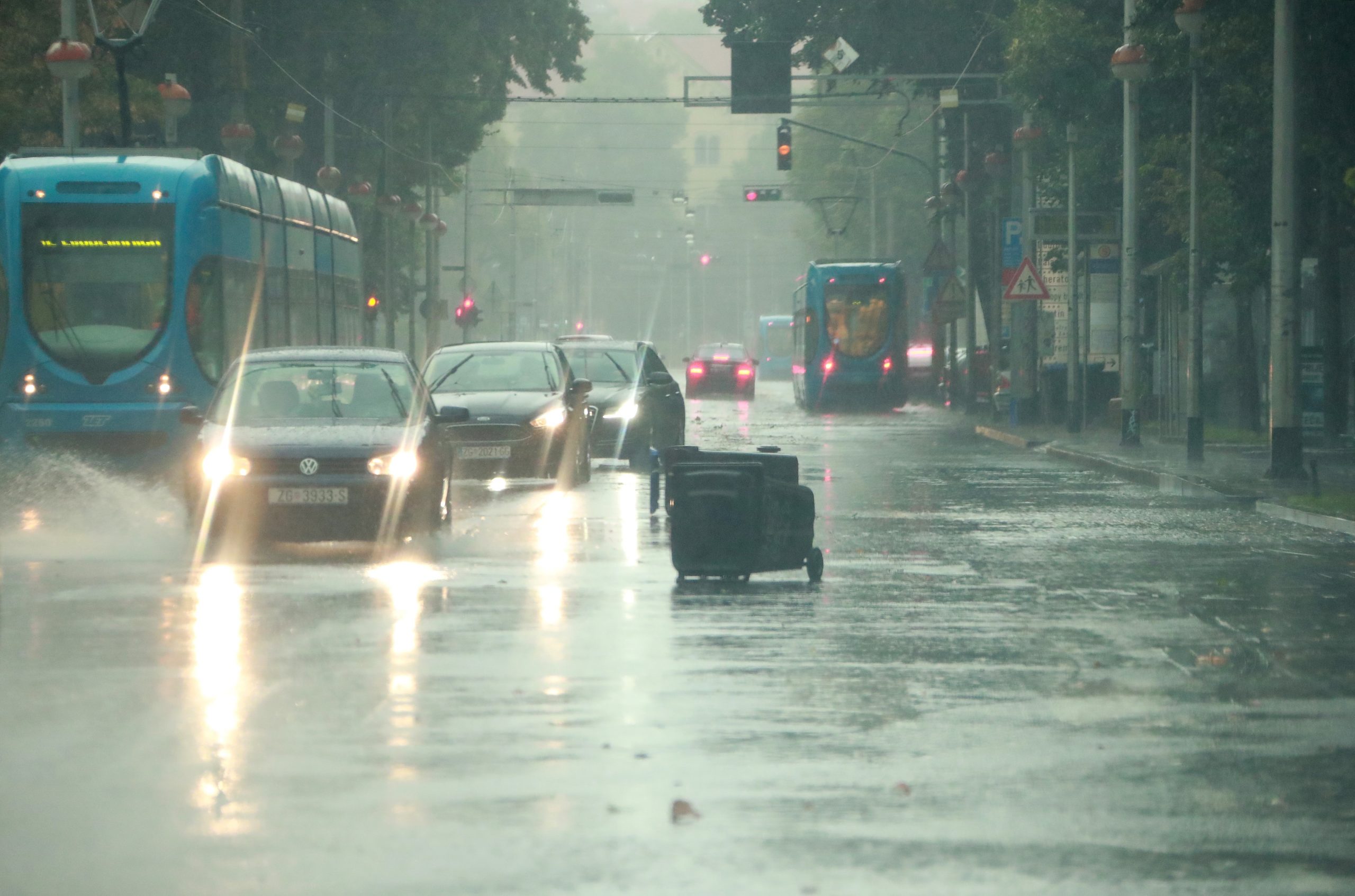 26.07.2020., Zagreb - Jaki pljusak i nevrijeme osvjezilo gradske ulice te uzrokovalo manju stetu. Photo: Sanjin Strukic/PIXSELL