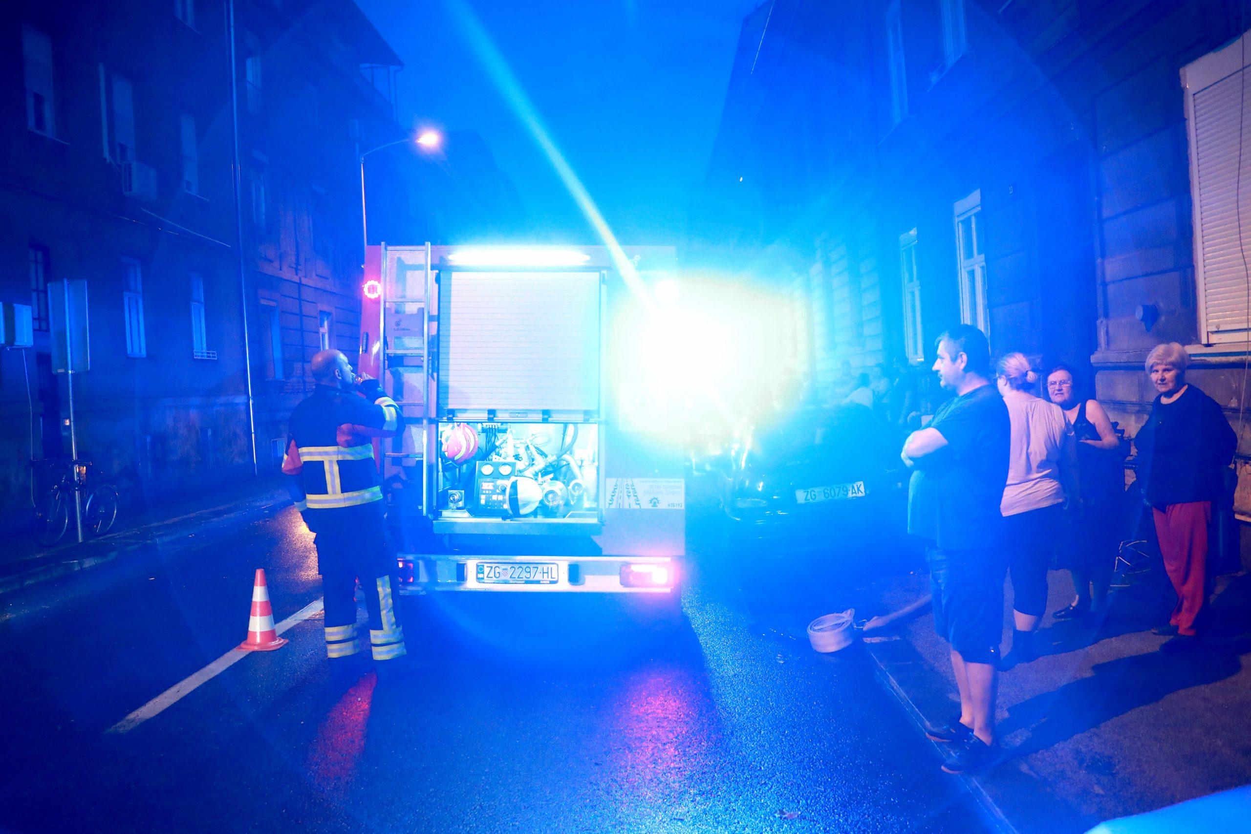 26.07.2020., Zagreb - Sveti duh 13. Nenad Cindric vlasnik stana na Svetom duhu pozvao gradonacelnika Milana Bandica da veceras prespava u njegovom poplavljenom stanu. Jedna od vecih intervenija vatrogasaca bila je na Svetom duhu gdje su vec drugi puta ispumpavali vodu ne bi li spasili stan gospodina Cindrica. Photo: Sanjin Strukic/PIXSELL