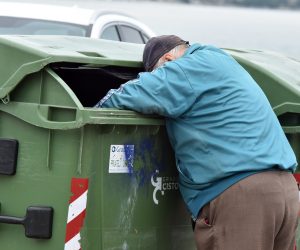 27.02.2016., Sibenik - Losa gospodarska situacija tjera mnoge gradjane da pokusaju prezivjeti iz dana u dan skupljajuci plasticnu ambalazu za koju jos uvijek dobijaju naknadu. 
Photo: Hrvoje Jelavic/PIXSELL